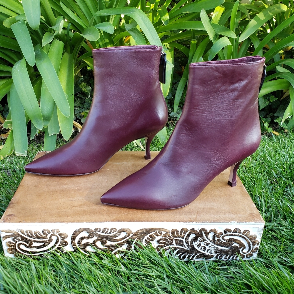 Gorgeous Stuart Weitzman Retro Inspired Booties - Picture 6 of 8